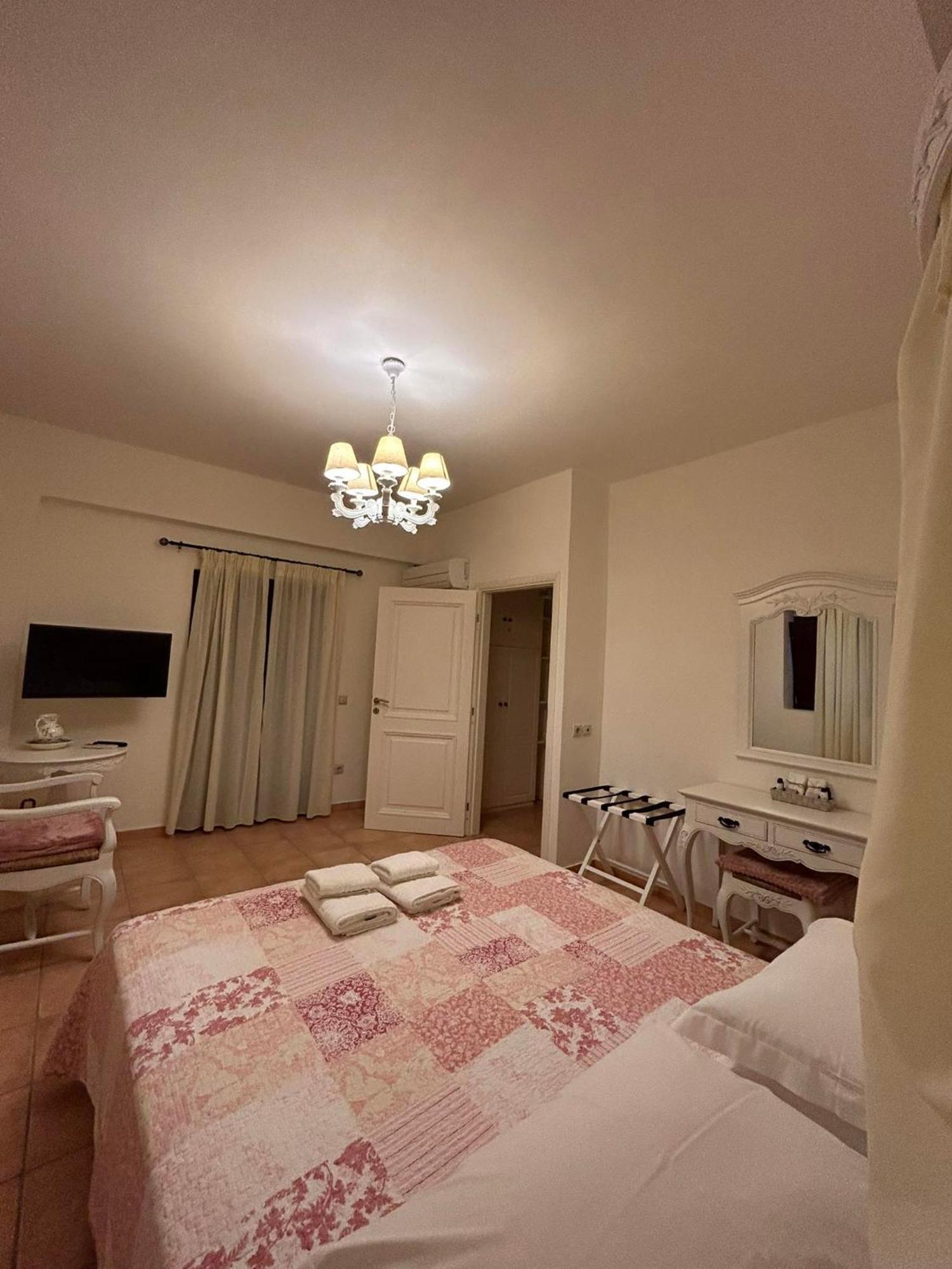 Focalion Castle Luxury Suites Pírgos Dhiroú Exterior foto